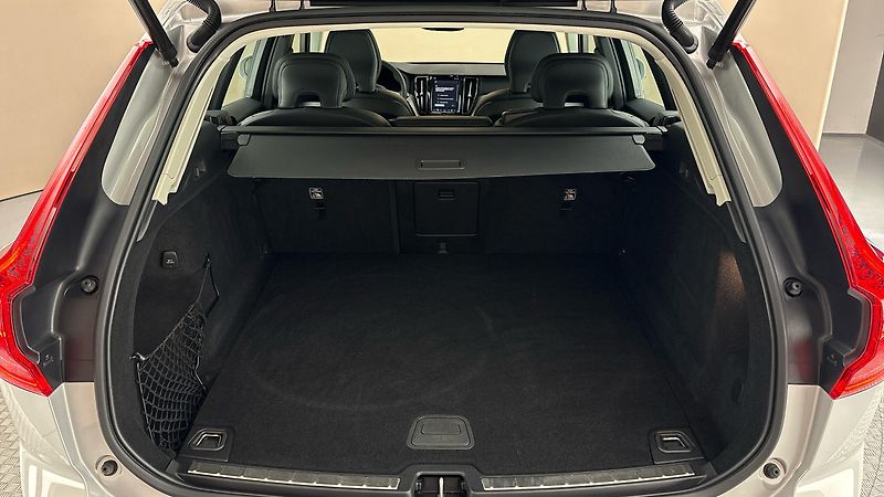 Volvo XC60 2.0 B4 AUT AWD Plus Dark - fotka 17 z 31