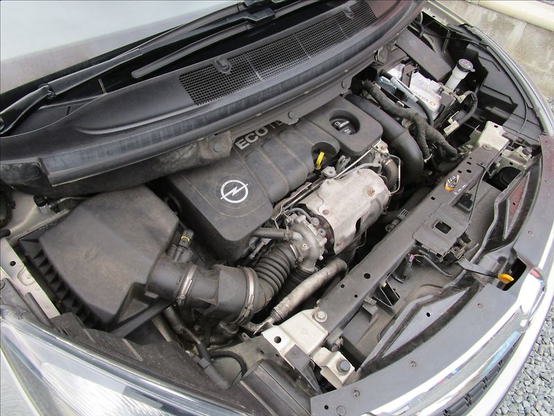 Opel Zafira Tourer 1.6CDTi aut. Klima, pan - fotka 41 z 42