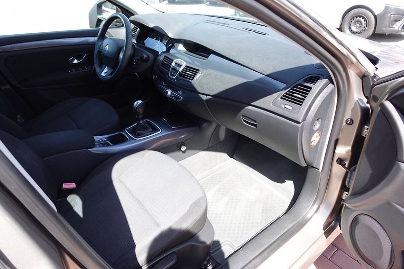 Renault Laguna 2.0 16V Expression Grandtour - fotka 10 z 22