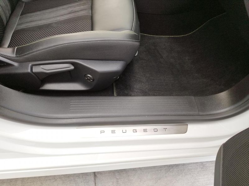 Peugeot 308 GT,PURE TECH 1.2i,96KW, 6900KM - fotka 32 z 36