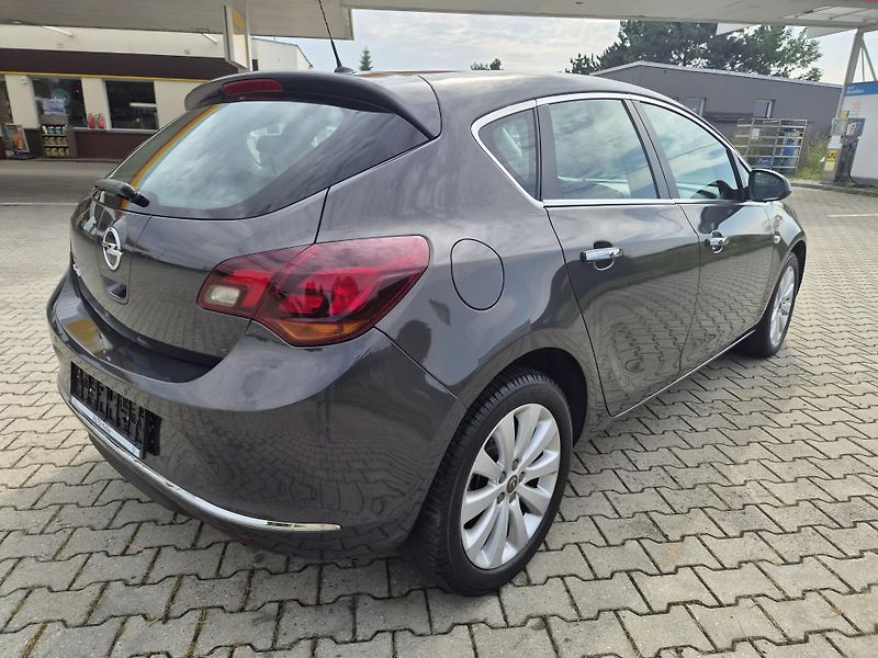Opel Astra (2013) 1,4T COSMO - fotka 4 z 13