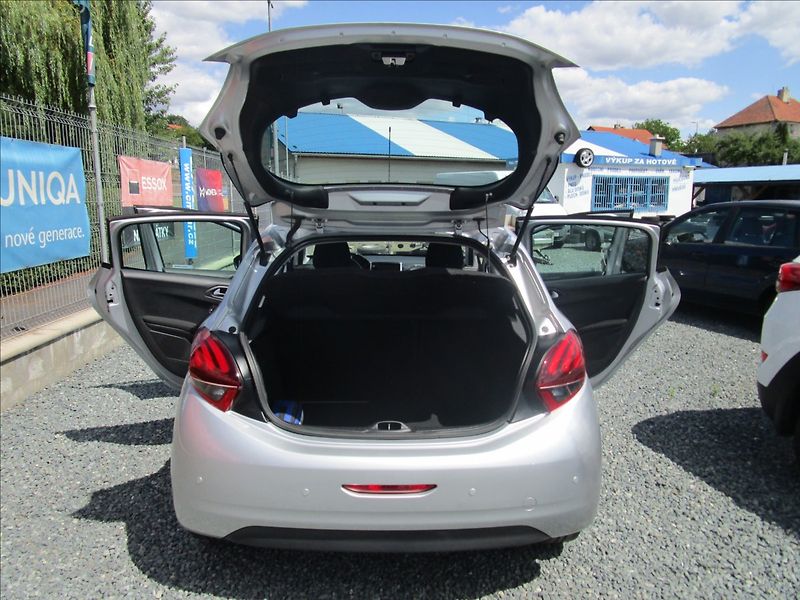 Peugeot 208 1.2i Klima, Navi - fotka 31 z 38