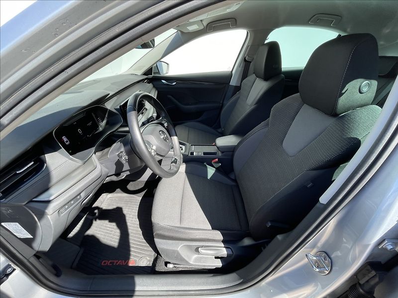 Škoda Octavia 2,0 TDI DSG Ambition Plus LED - fotka 4 z 23
