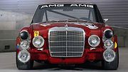 Mercedes-Benz AMG 300 SEL 6.8 „Rudá svině“.