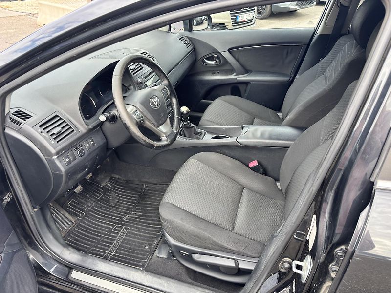 Toyota Avensis 2.2 - fotka 14 z 19