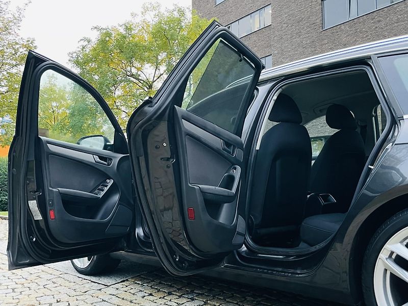 Audi A4 2.0TDI MANUÁL SENZORY NAVI - fotka 22 z 44