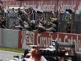 Pastor Maldonado projíždí cílem španělské Grand Prix.