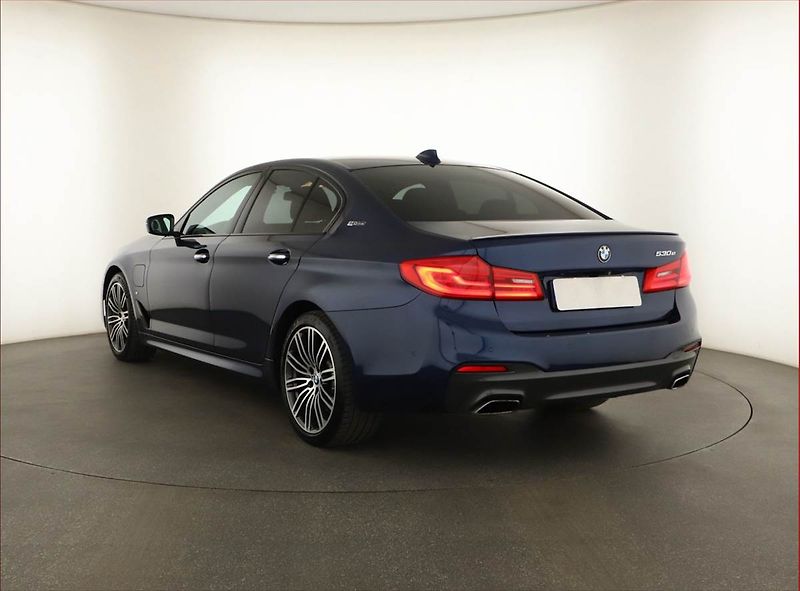 BMW Řada 5 (2018) 530e iPerformance - fotka 4 z 20