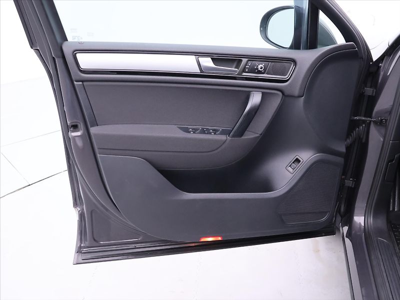 Volkswagen Touareg 3,0 TDI 150kW V6 CZ - fotka 11 z 39