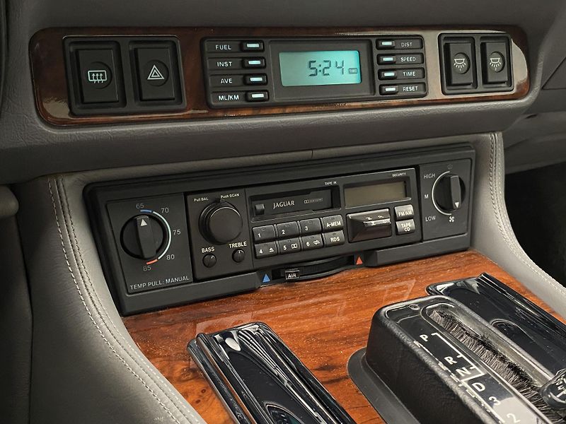 Jaguar XJS CONVERTIBLE 4.0 R6 AUT 1.maj - fotka 7 z 42