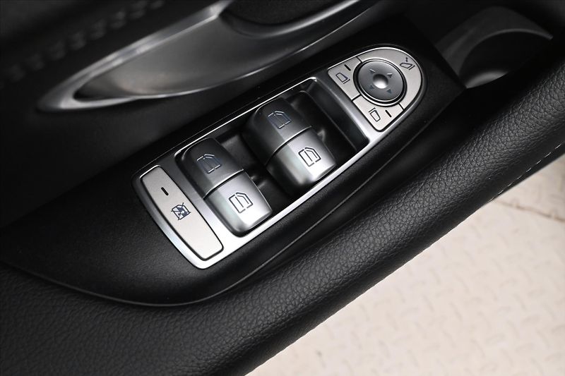 Mercedes-Benz Třídy E 2,0 300de 225kW 4Matic Záruka - fotka 24 z 30