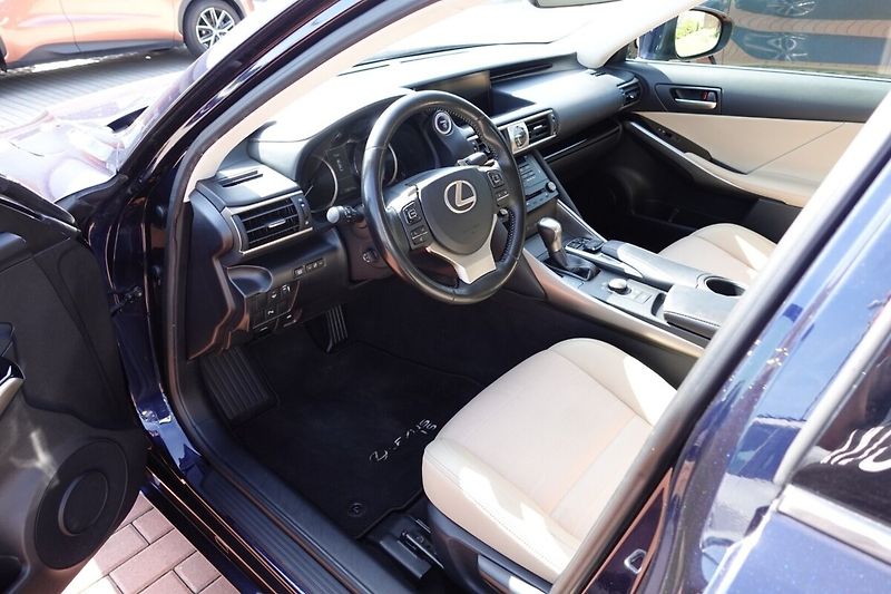 Lexus IS 300h Executive Navi - fotka 11 z 34