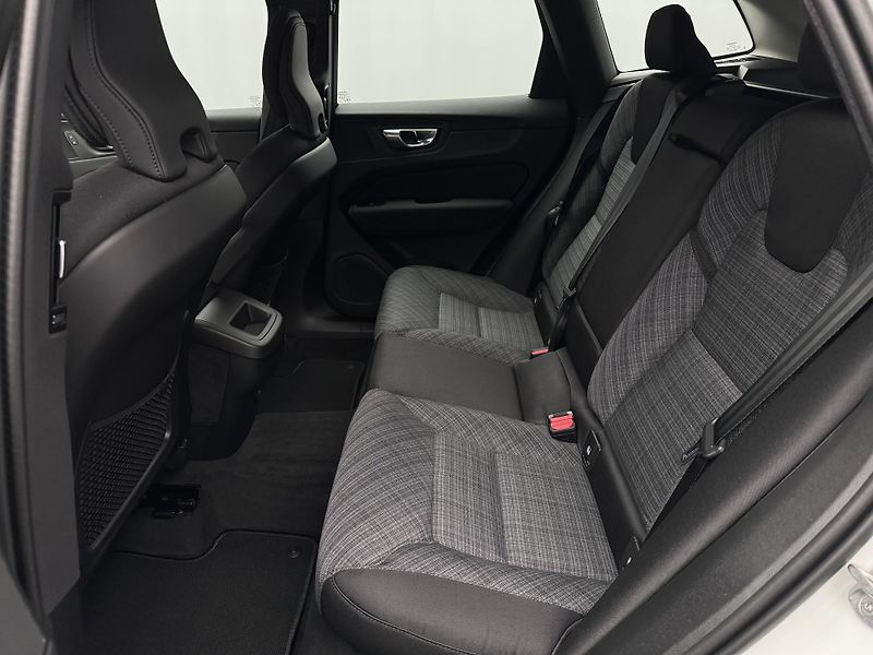 Volvo XC60 (2026)  B5 AWD AUT ESSENTIAL - fotka 5 z 20