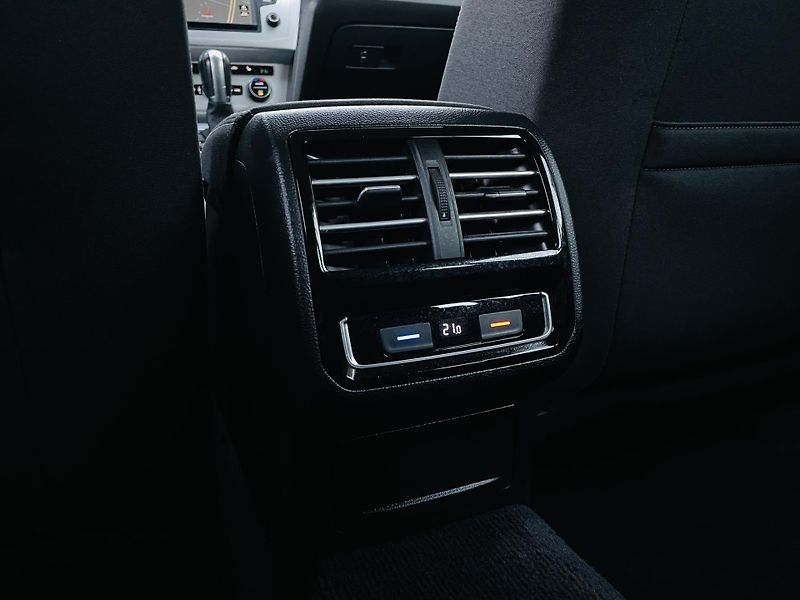 Volkswagen Passat 1.4TSI AUT TAŽNÉ SERVISKA LED - fotka 31 z 49
