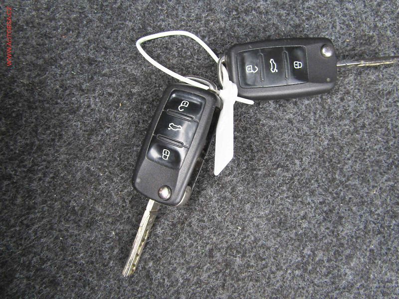 Volkswagen Golf (2011) 1.2TSi, AC, park.čidla - fotka 21 z 22
