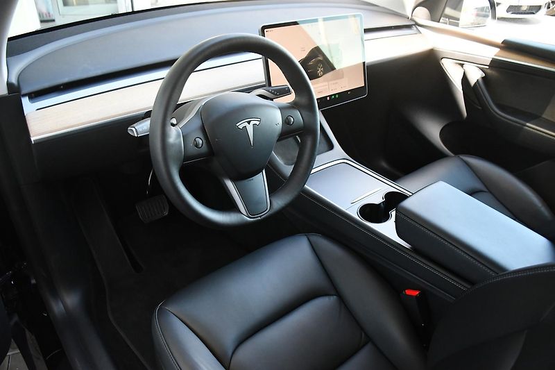 Tesla Model Y LONG RANGE DUAL MOTOR  - fotka 9 z 46