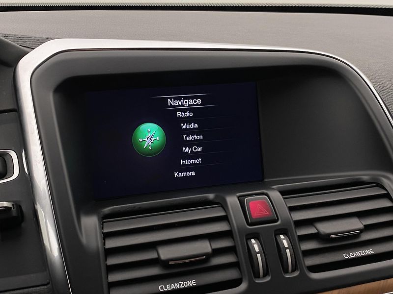 Volvo XC60 D4 AWD MOMENTUM REZERVACE - fotka 35 z 43