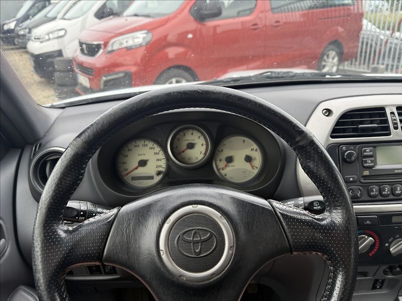 Toyota RAV4 2,0 D-4D 4X4 TAŽNÉ NOVÁ STK - fotka 11 z 24