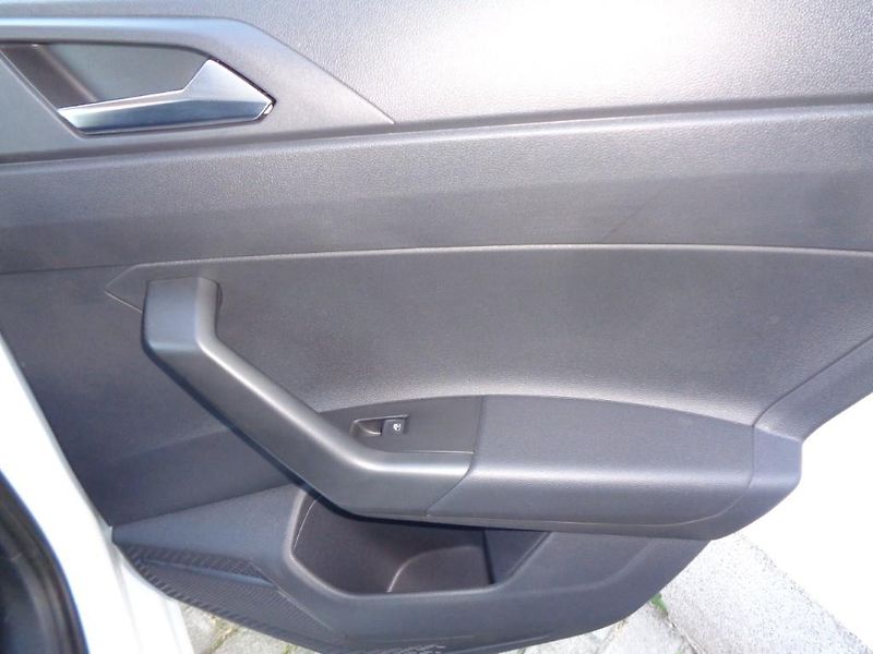 Volkswagen Polo 1.0 TSI LIFE - fotka 25 z 27