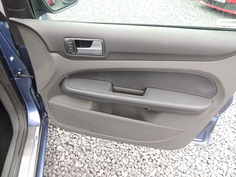 Ford Focus (2006) 1,6TDCi,80kw,Combi,klima - fotka 19 z 30