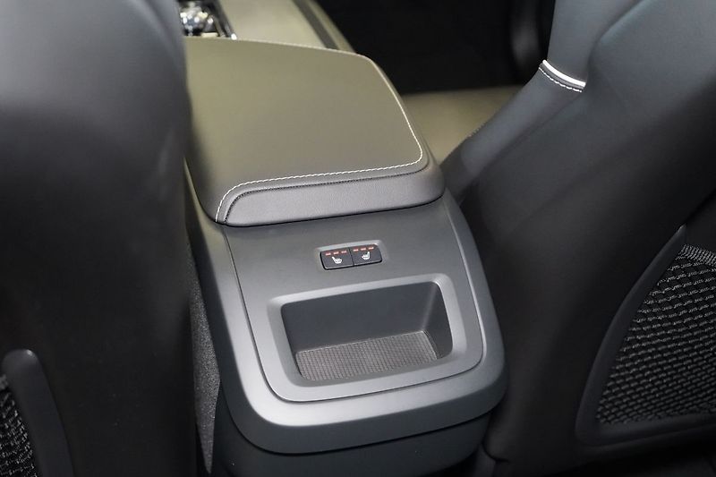 Volvo XC60 B5 Plus Black Edition, 360° - fotka 42 z 44