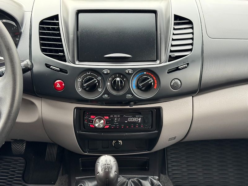 Mitsubishi L200 (2011) 2.5 DI-D 100KW 4WD HARDTOP - fotka 17 z 29