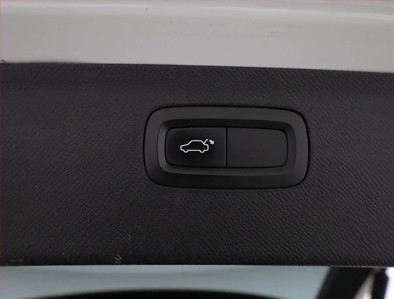 Volvo XC90 (2016) D5 AWD - fotka 17 z 19