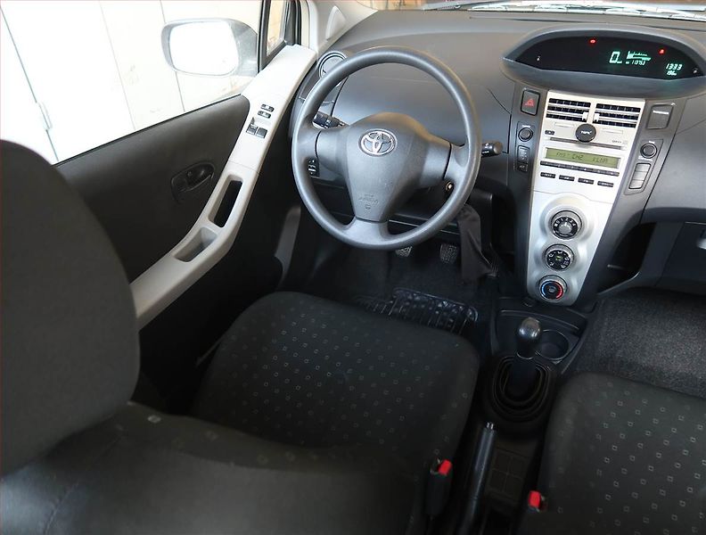 Toyota Yaris (2008) 1.0 VVT-i - fotka 7 z 14