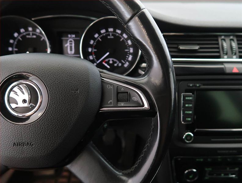 Škoda Superb (2014) 2.0 TDI, Navi, Xenony - fotka 18 z 26