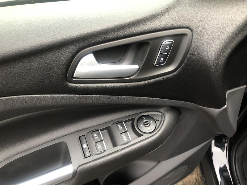 Ford Kuga (2015) 1,5 110kW 1.majitel pěkný stav - fotka 25 z 63