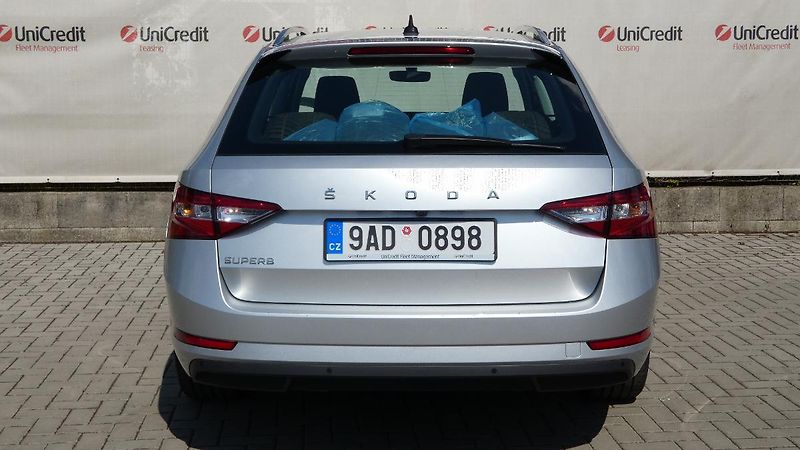 Škoda Superb Combi 2,0 TDI DSG Style - fotka 4 z 25