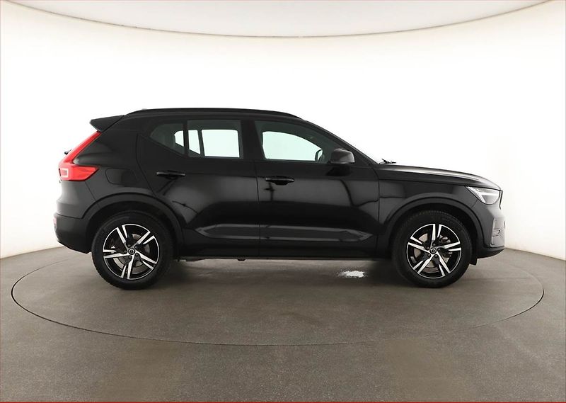 Volvo XC40 (2023) B3 - fotka 6 z 19