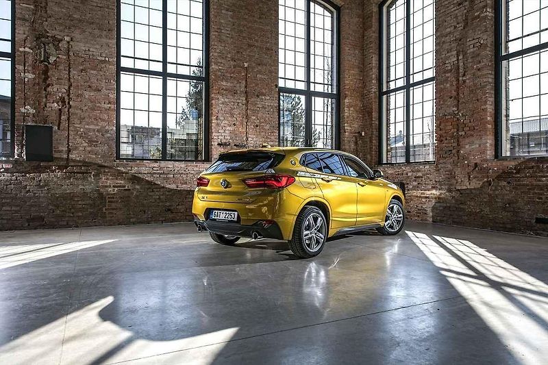 BMW X2.