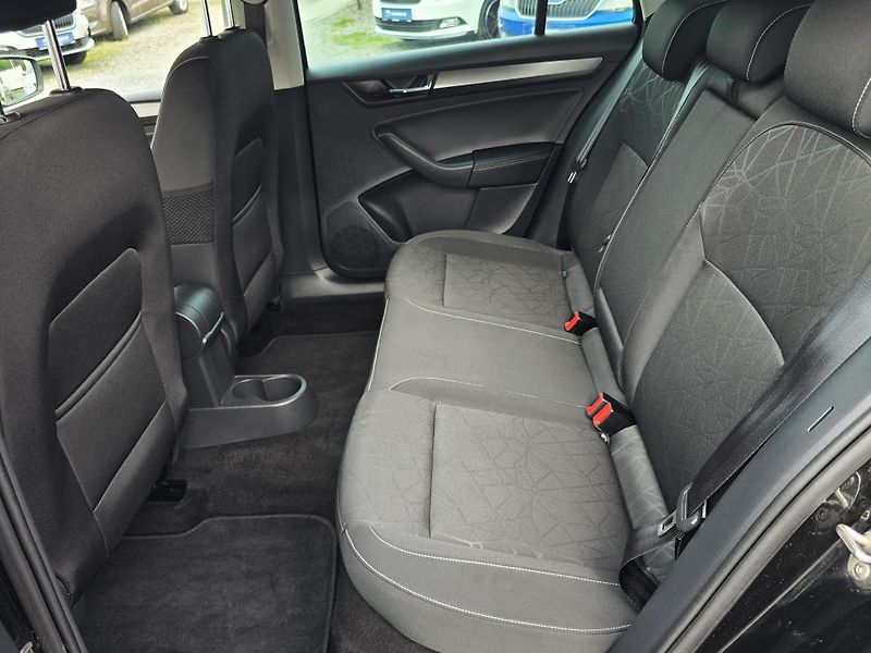 Škoda Rapid TSI 81KW XENON NAVi KAMERA 1Ma - fotka 16 z 29