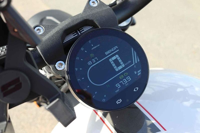 Benda Chinchilla 500 patří k motorkám, za kterými se na silnici zálibně otočíte.