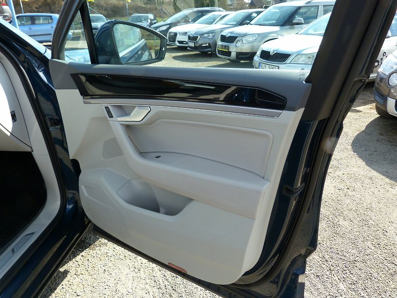 Volkswagen Touareg 3.0 TDI - fotka 16 z 42