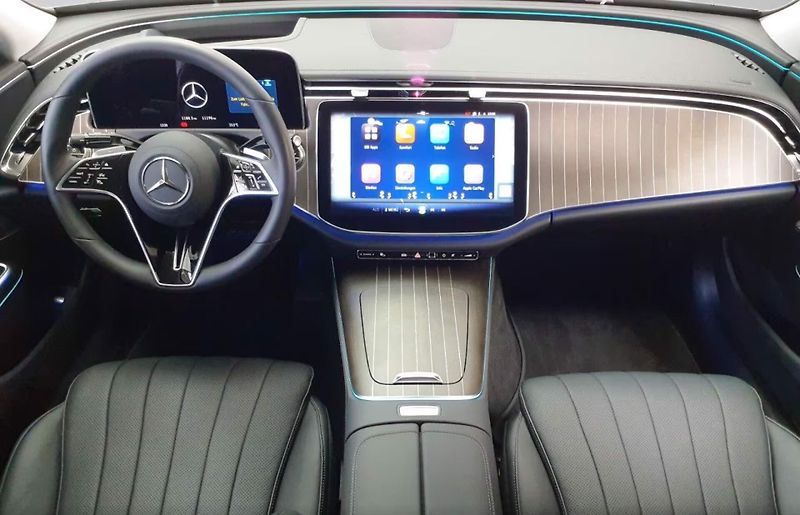 Mercedes-Benz Třídy E 220d 4M Excl. Premium HuD Vent - fotka 9 z 12