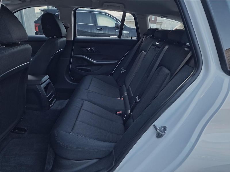 BMW Řada 3 318d 110kW Touring,ČR,1.Maj. - fotka 17 z 50