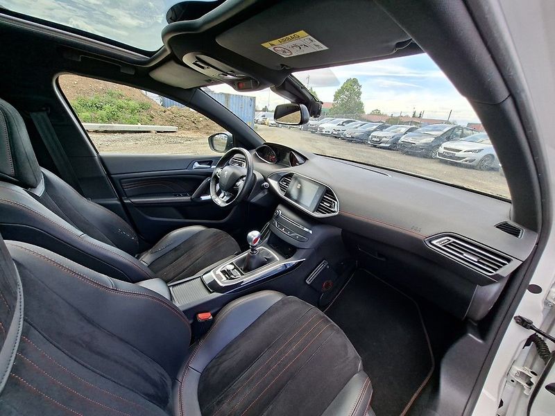 Peugeot 308 SW GT 1,6 THP 205k M6 - fotka 14 z 29
