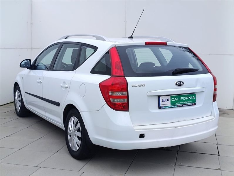 Kia Ceed 1,6 CVVT Aut. klimatizace ČR - fotka 10 z 28