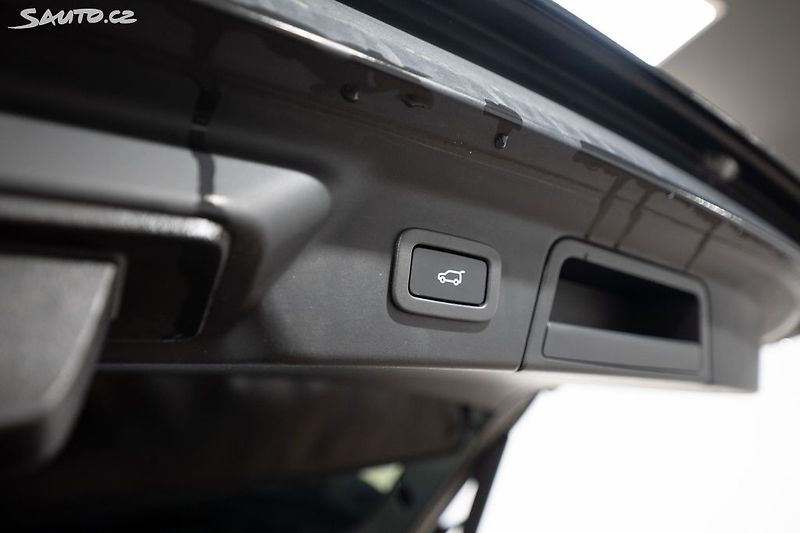Land Rover Range Rover Velar 2.0 P250 184 kW - fotka 25 z 33