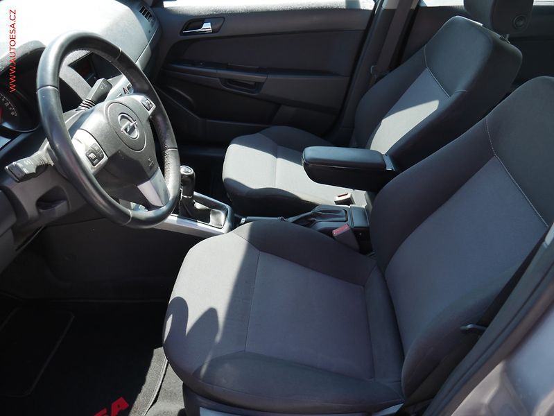 Opel Astra (2011) 1.6 16V, ČR, AC, temp - fotka 9 z 16