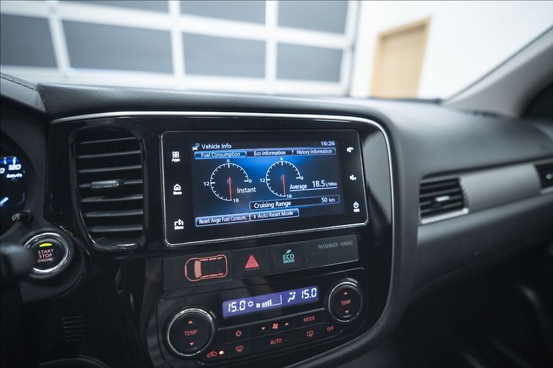 Mitsubishi Outlander 2,0 MIVEC AWD AT INTENSE ČR - fotka 30 z 33