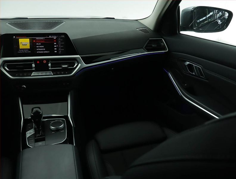 BMW Řada 3 (2022) Sport Line 318 d, Automat - fotka 8 z 16