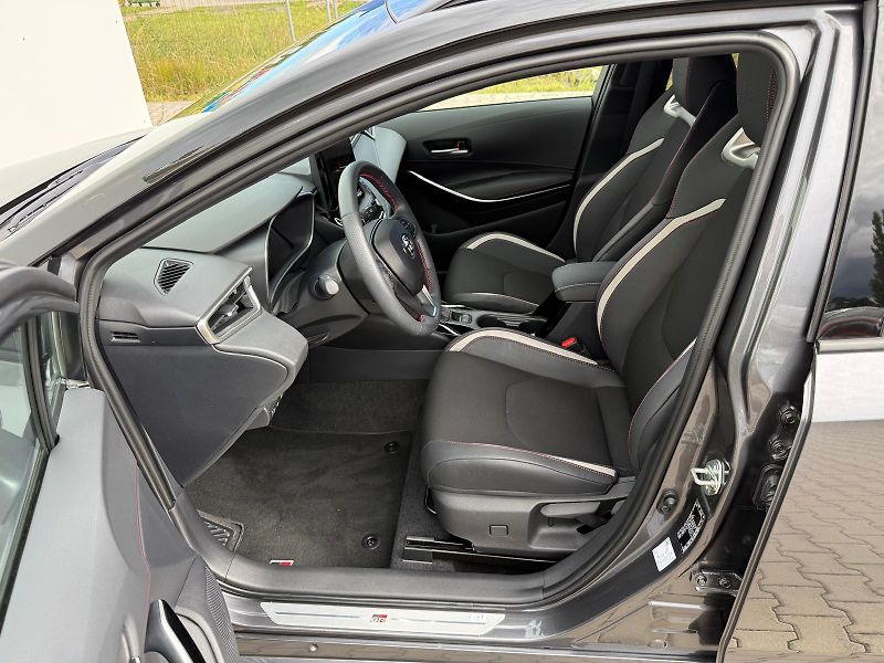 Toyota Corolla 1.8 HSD e-CVT GR Sport - fotka 11 z 28