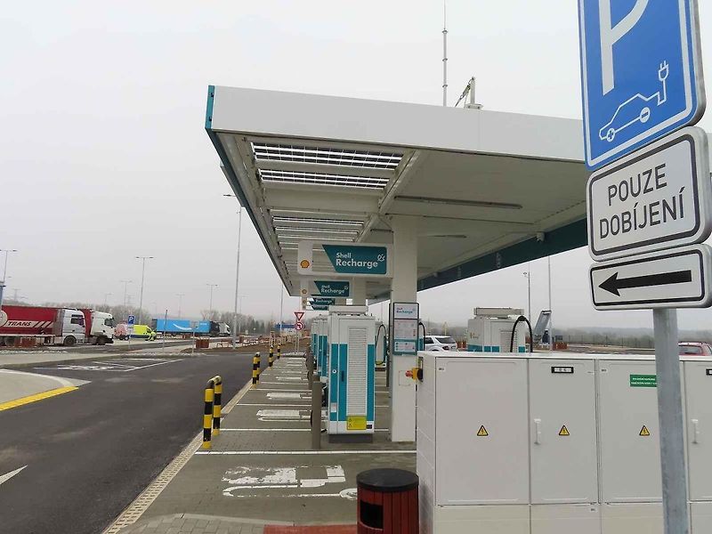 Dvě protilehlé odpočívky mezi sjezdy na Mirotice a Lety patří mezi nejmodernější a největší. Čerpačky jsou prý i technologicky nejvyspělejší v Čechách.