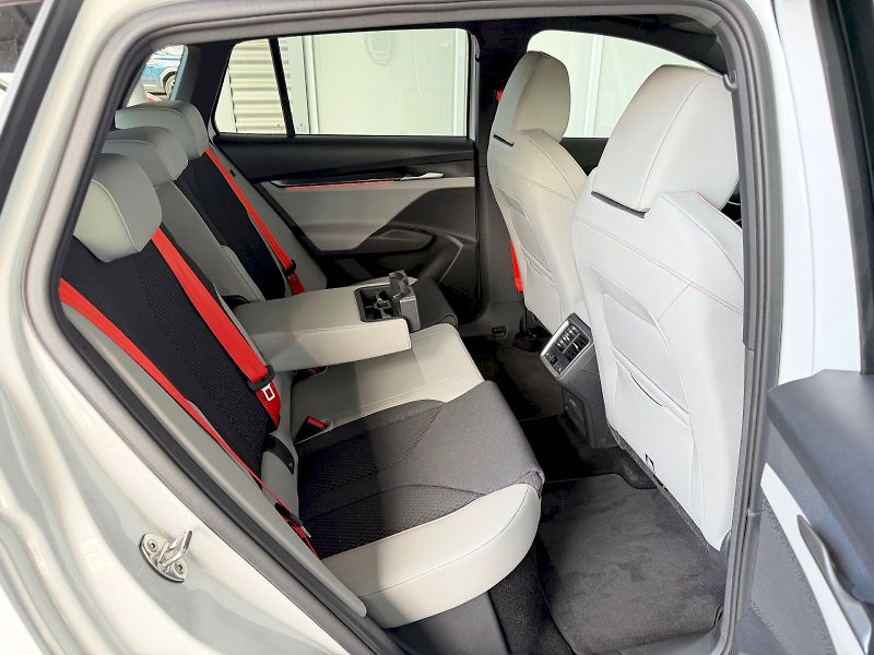 Škoda Elroq (2025) Selection 85 210 kW / 82 kWh - fotka 25 z 28