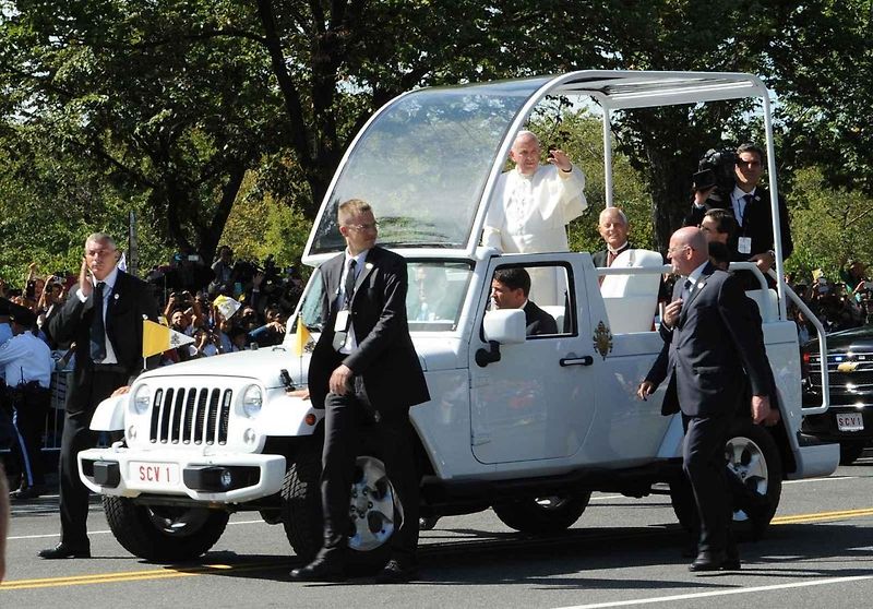 Na konci roku převzal papež Lev XIV nové elektrické BMW.
