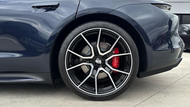 Porsche Taycan 4S - fotka 12 z 25