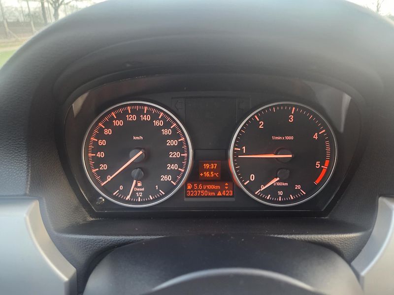 BMW Řada 3 (2009) 320d, 130 kW,2.sada kol,manual - fotka 21 z 25